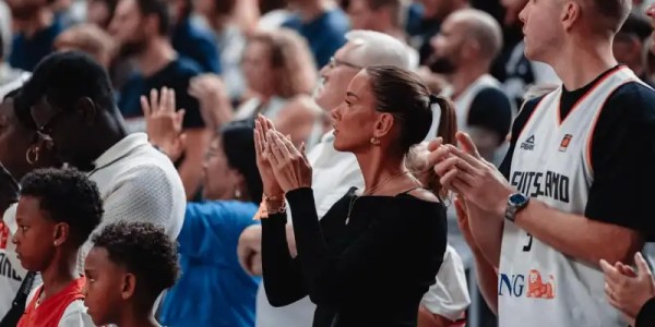 Kaiyun APP-德国跑车！丹尼斯-施罗德Ins晒在国家队的赛场照与球迷分享