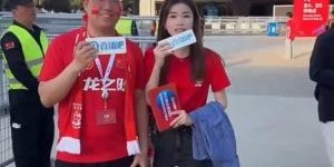 开云体育-13年注册刘畅&amp;amp;吴桐现场采访忠实吧友：坐20小时硬座来看国足