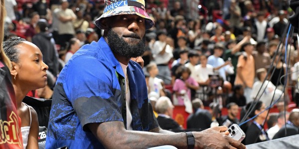 Kaiyun APP-湖人詹姆斯相互依存！微妙休赛期折射共同利益与长远布局