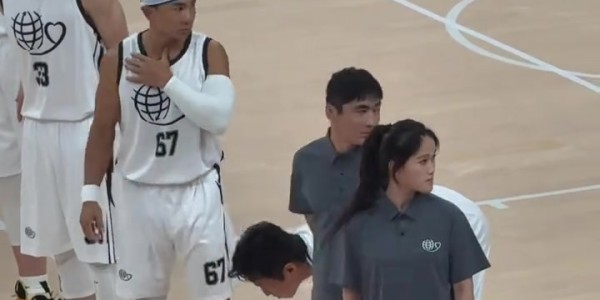 开云入口-太可爱了！姚基金慈善赛姚明上场时拍了下邓超的小脑袋 相当开心