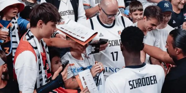 Kaiyun APP-德国跑车！丹尼斯-施罗德Ins晒在国家队的赛场照与球迷分享