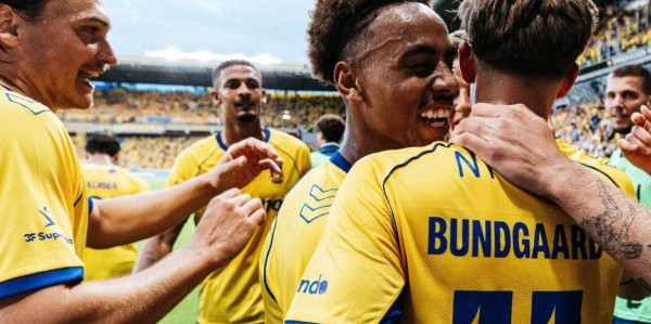 布隆德比首回合0-3，次回合被罚下一人后连入四球完成奇迹逆转