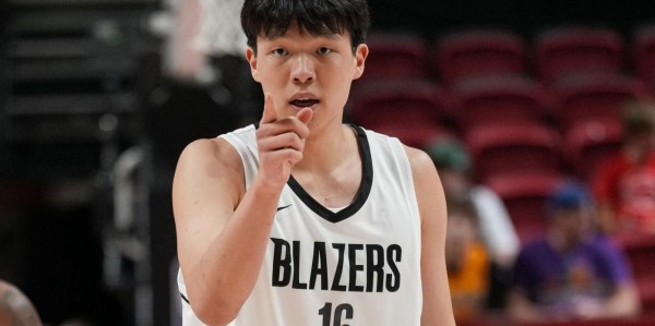 开云-杨瀚森背靠背首发登场26分钟，8中4得到10分5板3助1帽