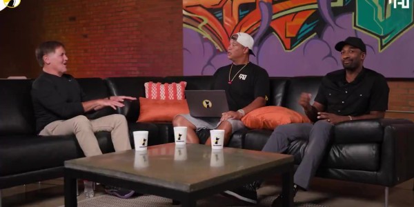 开云-库篮球运营总裁库班透露，偶遇佩林卡时对方难掩得意神色，面带神秘微笑似在暗示惊喜布局